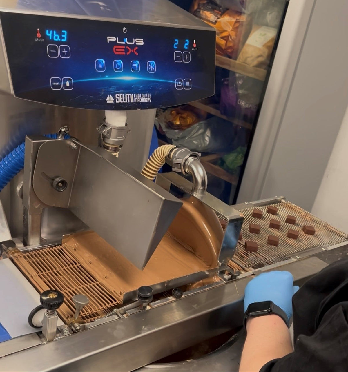 SELMI EX PLUS Machine with chocolate mold in a kitchen setting